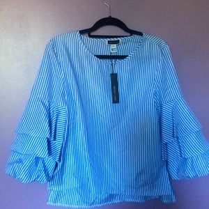 Posh blouse with accented sleeves